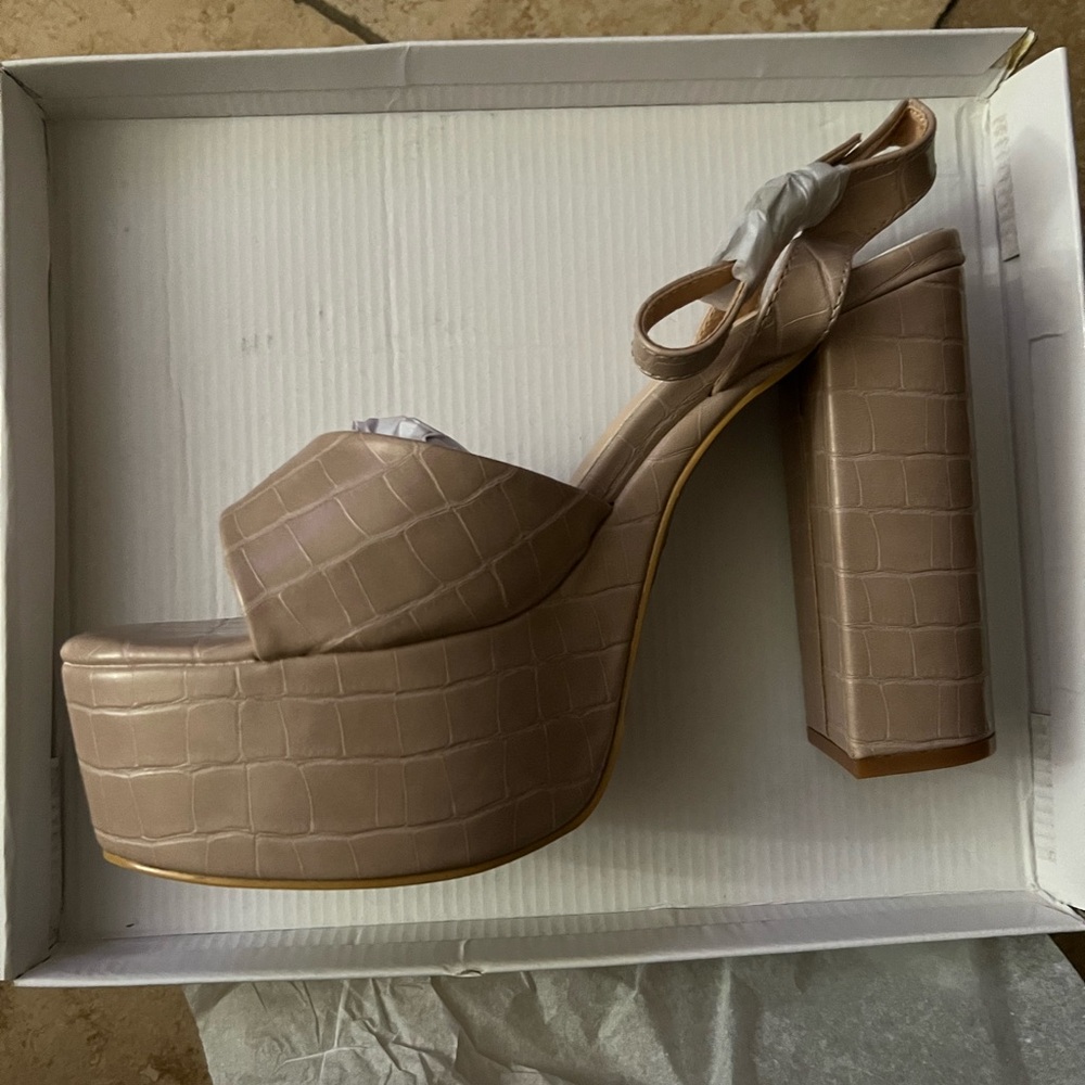Nude man made Crocodile texture platforms - Picture 3 of 6